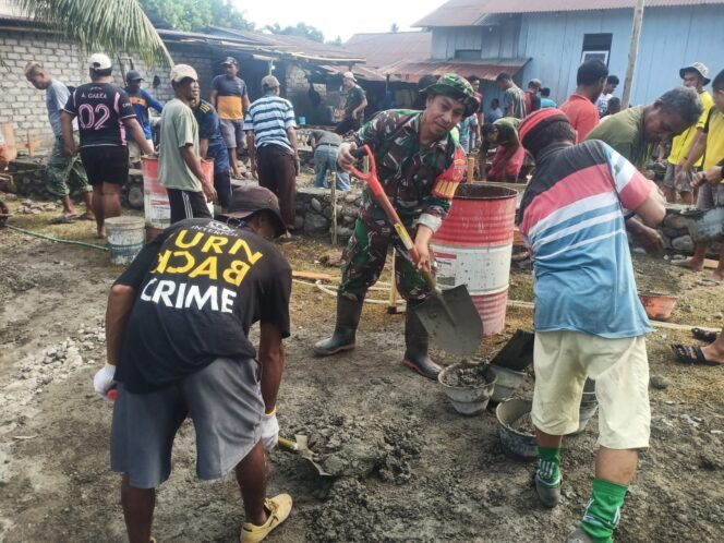 
Babinsa Hadir di Tengah Masyarakat, Bantu Bangun Pondasi Rumah Warga