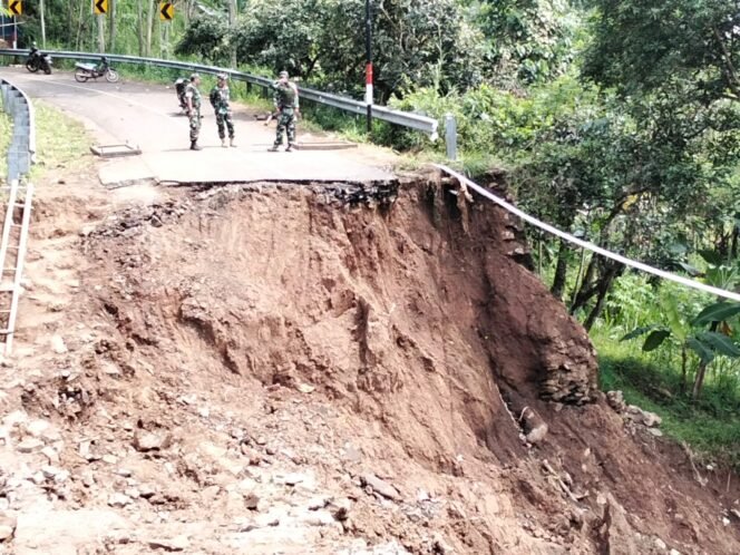 
Letkol Inf Ribut Yodo Apriantono Pastikan Proyek Jembatan Bailey Berjalan Optimal