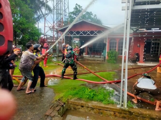 
Babinsa Bergerak Cepat, Kebakaran Rumah di Barabai Berhasil Dipadamkan