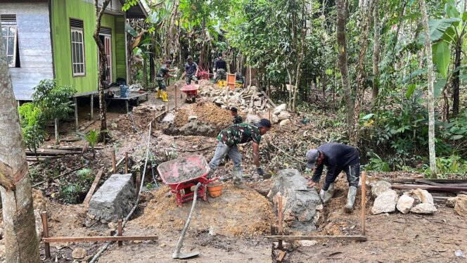 
Semangat Gotong Royong, Pembangunan Jembatan Perintis Desa Mangkupis Mulai Tahap Perakitan Besi