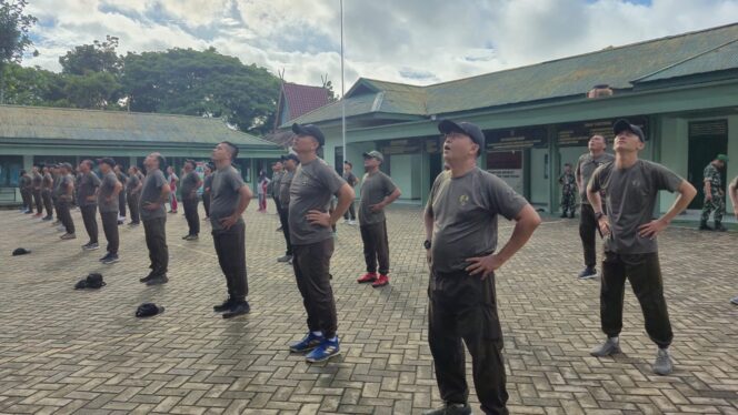
Senam Pagi Jadi Rutinitas Prajurit Kodim 1002/HST Jaga Kebugaran