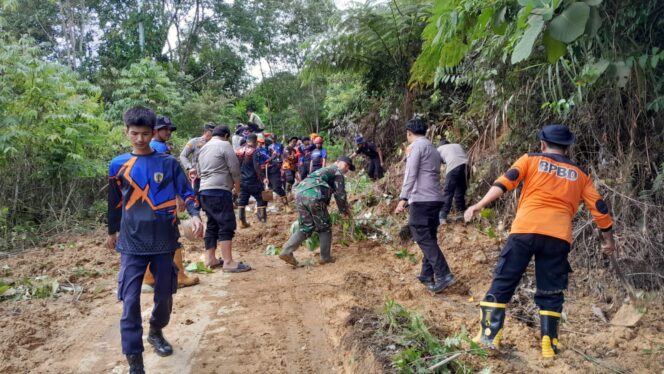 
Babinsa Pimpin Pembersihan Longsor, Akses Jalan Mulai Normal