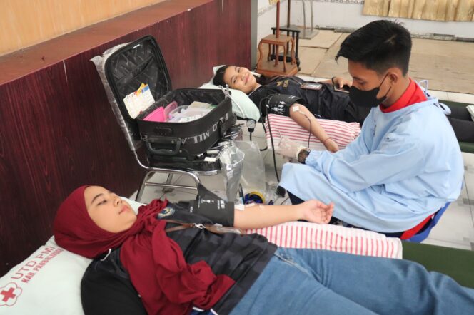 
Petugas Rutan Kraksaan Gelar Donor Darah Peringati Hari Bhakti Pemasyarakatan