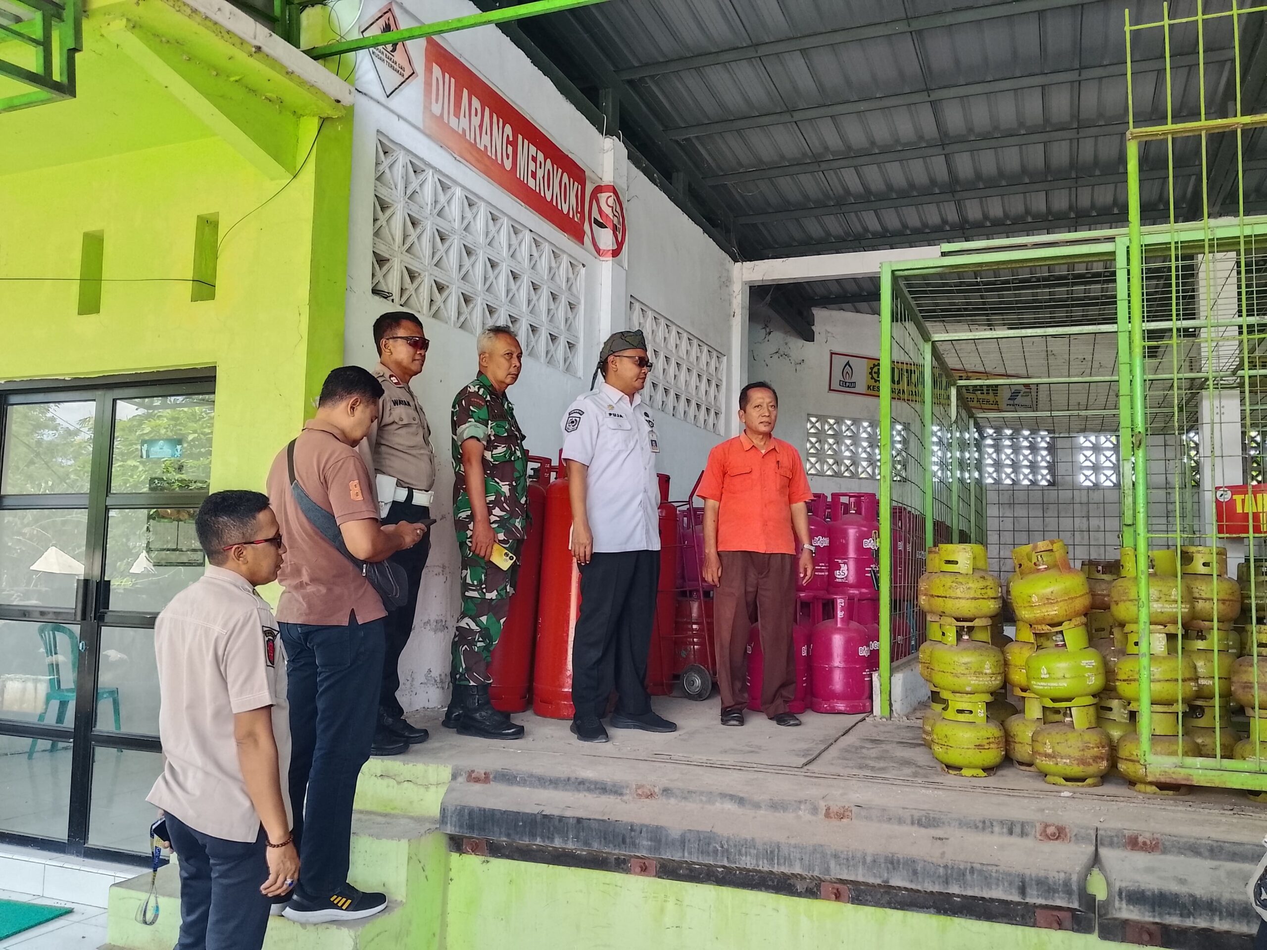 Jaga Stabilitas, Koramil Kraksaan Melakukan Sidak Dan Monev Stok Dan Harga LPG 3 Kg