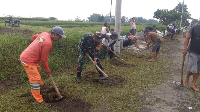
Bersihkan Bahu Jalan, Babinsa Pasirharjo Kerja Bakti Bersama Warga Demi Keindahan Lingkungan