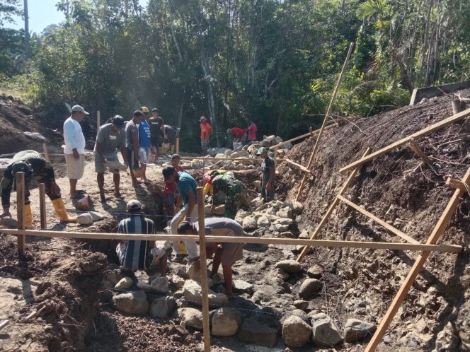 
Personel Kodim 1505/Tidore Bersama Warga Lanjutkan Pengecoran Pondasi Jembatan Garuda