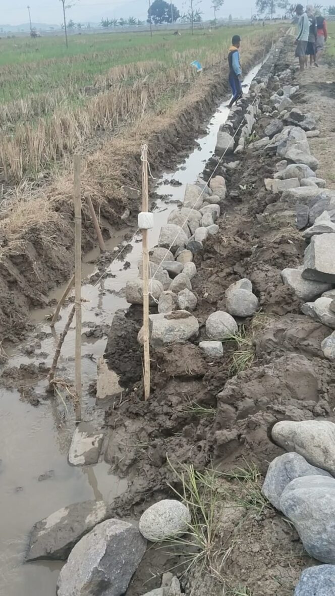 
Minim Transparansi, Pembangunan Irigasi di Kubangwungu Diduga Tak Sesuai Standar