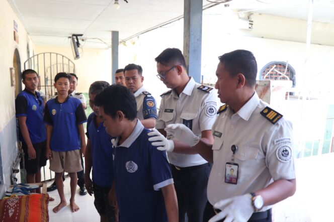 
Rutin Razia Hunian, Rutan Kraksaan Pastikan Keamanan Tetap Kondusif