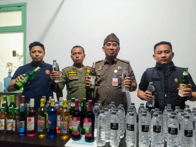
Respon Cepat Aduan Masyarakat, Satpol PP Kabupaten Probolinggo Amankan Puluhan Botol Miras