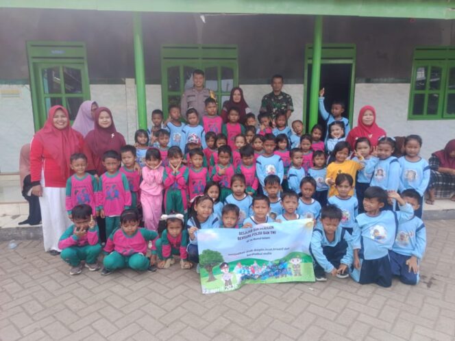 
Koramil Pajarakan Berikan Wawasan Kebangsaan dan Peraturan Baris Berbaris