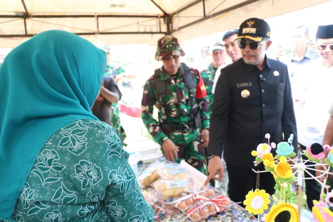 
Bupati Probolinggo Tinjau Stand UMKM Usai Pembukaan TMMD ke-128 Tahun 2026