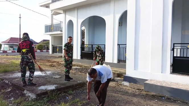 
Peduli Lingkungan, Personil Kodim 1505/Tidore Gelar Jum’at Bersih di Masjid Miftahul Jannah