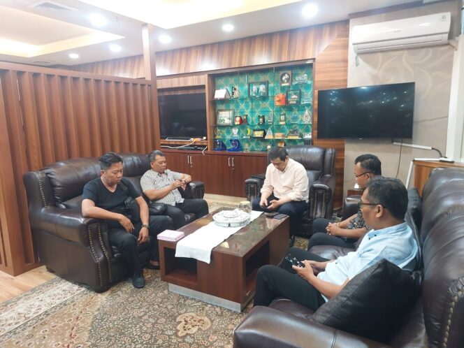 
Wamen Desa PDT Terima Audensi Panitia Munas SWI & HKPS 2026 , Nyatakan Dukungan Penuh