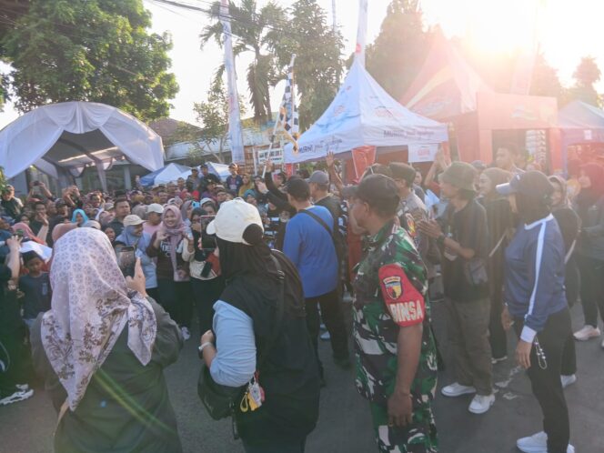 
Koramil Wonoasih Mengawal Dan Mengamankan Kegiatan Festival UMKM Dan Mlaku Bareng Wali Kota