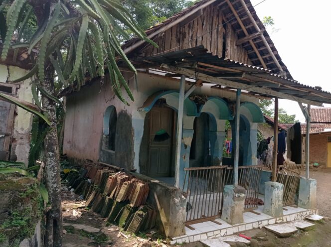 
Kondisi Musholla Baithurrohim Sebelum Pembangunan Jadi Perhatian Satgas TMMD ke-128 Kodim 0820 Probolinggo