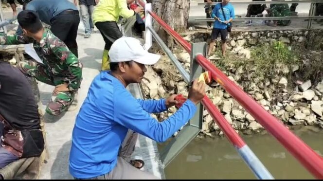 
Finishing Jembatan Garuda, Satgas Bersama Warga Lakukan Pengecetan