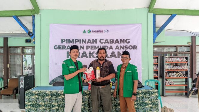 
Harlah Ansor ke-92, GP Ansor Kraksaan Bagikan Obat Pertanian Bagi Petani