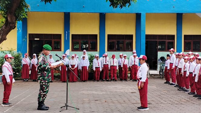 
Cegah Radikalisme Sejak Dini, Koramil Wonomerto Tanamkan Nilai Kebangsaan kepada Siswa SD di Probolinggo
