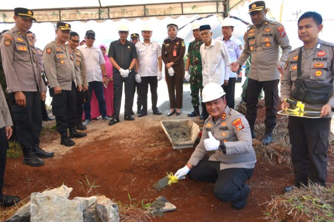 
Kapolres Morowali Utara letakkan batu pertama pembangunan Polsubsektor Petasia Barat