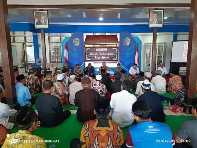 
Tradisi Bersih Kelurahan Kepatihan Berlangsung Khidmat, Warga Gelar Khotmil Qur’an hingga Selamatan Bersama