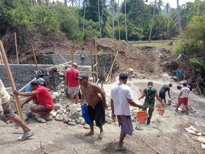 
Pembangunan Jembatan Garuda Terus Dikebut, Kodim 1505/Tidore Bersama Warga Fokus Pemasangan Batu Pondasi Wing Jembatan 