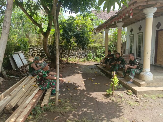 
Hangatnya Ngobrol Santai Sesama Satgas TMMD Probolinggo di Waktu Jam Istirahat