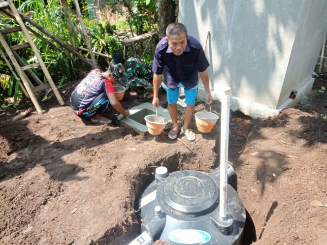 
TMMD ke-128 Bangun Sanitasi untuk Warga Desa Brabe, Tingkatkan Kesehatan Lingkungan