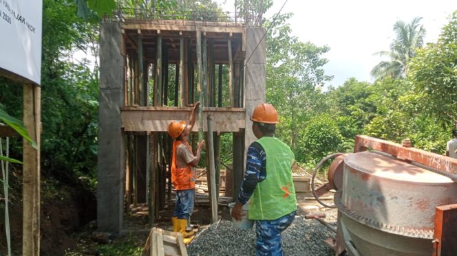 
TMMD ke-128 Bangun Jaringan Perpipaan Air Bersih di Desa Brabe, Progres Capai 40 Persen