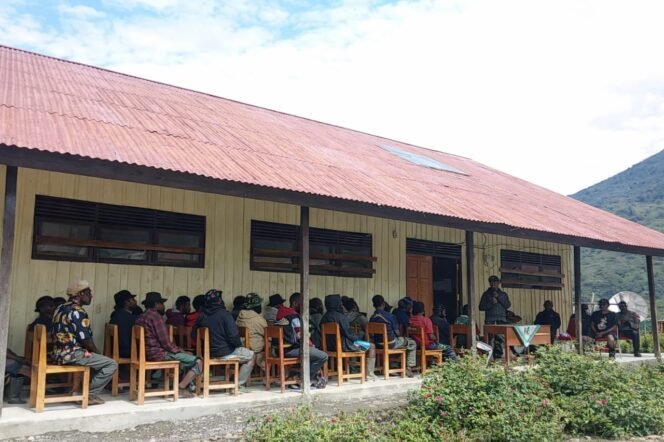 
Koramil 1714-01/Ilu Sinergitas dengan Polri dan Pemerintah Daerah dalam Kegiatan TKA serta Bahas Pemeliharaan Aset Sekolah di SMPN 1 Ilu