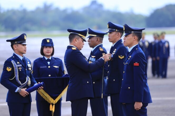 
Komandan Lanud Sultan Hasanuddin Pimpin Upacara Peringatan HUT ke-80 TNI Angkatan Udara