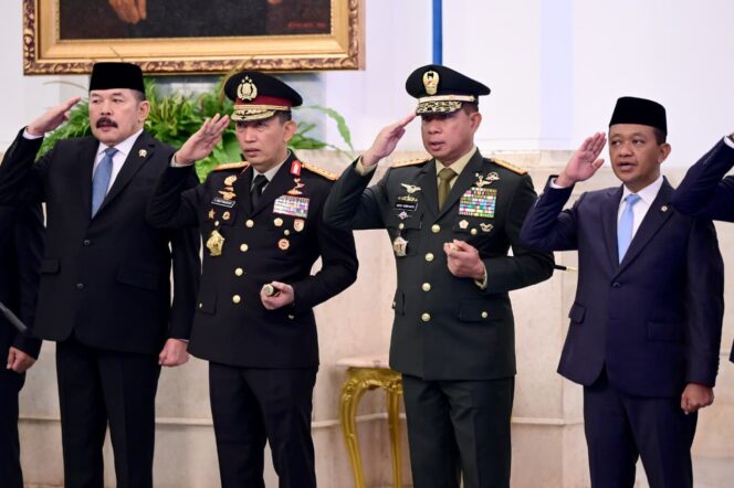 
Panglima TNI Hadiri Pengucapan Sumpah Hakim Konstitusi, Pelantikan Anggota Ombudsman RI dan Pelantikan Duta Besar  RI