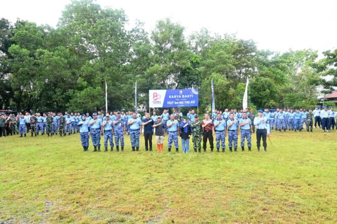 
Sinergi TNI-Polri dan Masyarakat Peringati HUT ke-80 TNI AU, Lanud Sjamsudin Noor Gelar Karya Bakti di Pasar Ulin Raya Banjarbaru