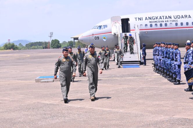 
Kunjungi Lanud Sultan Hasanuddin, Kasau Tekankan Perwira TNI AU Harus Adaptif, Berkarakter, dan Tunjukkan Kualitas Kepemimpinan