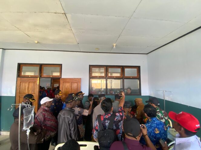 
TNI-Polri Kawal Ketat Penyaluran Bantuan Pengungsi Kampung Kembru di Puncak Jaya