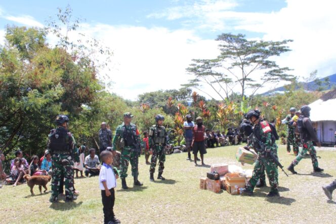 
Kodim 1714/Puncak Jaya Peduli Pengungsi dan Salurkan Bantuan Kemanusiaan di Kampung Tirineri