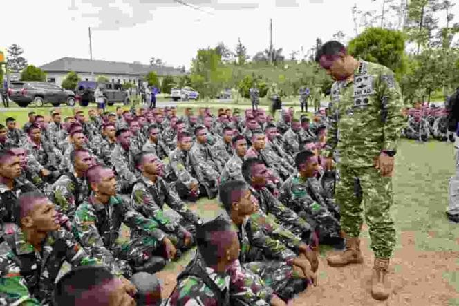 
Wapang TNI Dampingi Menhan RI Tinjau Kesiapan Yonif TP 805/KSW di Papua Barat