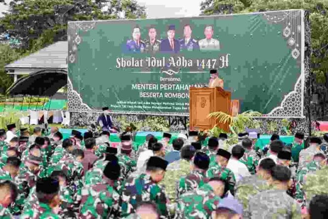 
Wapang TNI Dampingi Menhan RI Shalat Idul Adha Bersama Prajurit dan Masyarakat di Papua Barat