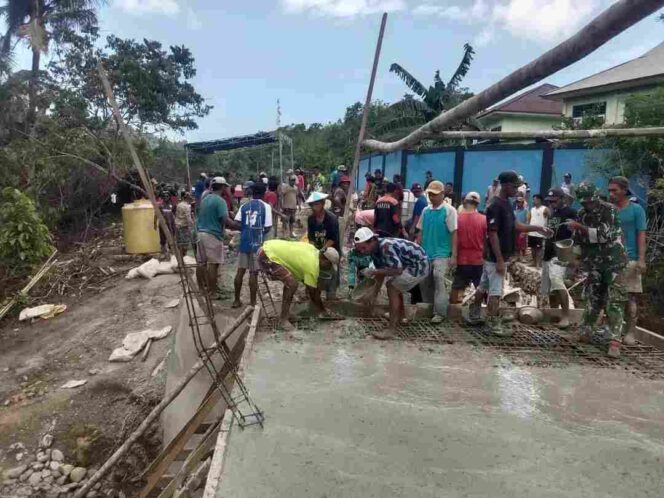 
Kebersamaan Jadi Kekuatan, Personel Kodim 1505/Tidore dan Warga Gotong Royong Cor Lantai Jembatan Garuda