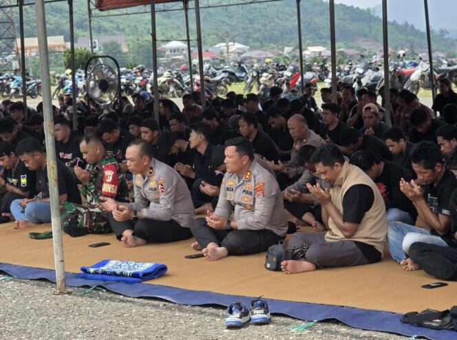 
Hari Buruh di Morowali Utara berjalan aman, Kapolres  salat Jumat bersama serta bagikan makanan dan minuman gratis kepada buruh