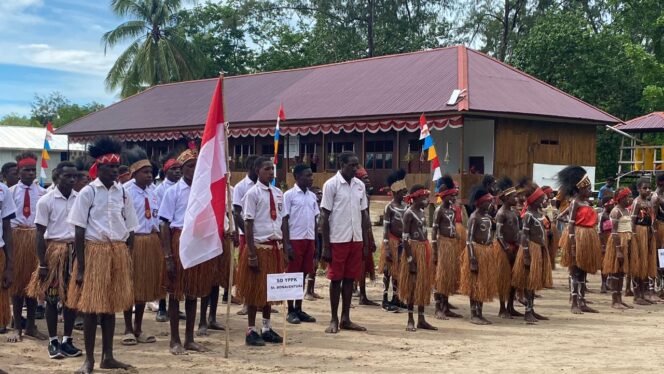 
Antusiasme Tinggi Warnai Upacara Hardiknas di SD Naena Kekwa Bersama Satgas TMMD Kodim 1710/Mimika