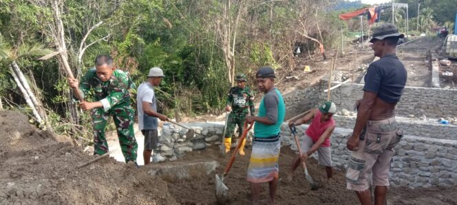 
Kodim 1505/Tidore dan Warga Bahu Membahu Timbun Pondasi Jembatan Garuda