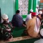 Kebersamaan Satgas TMMD Ke-128 dan Warga Brabe Terjalin Lewat Sholat Berjamaah di Masjid Al Karomah