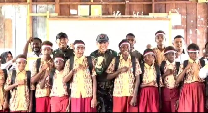 
Koops TNI Habema Gelar Bhakti Pertiwi Hardiknas 2026 di SDN 1 Pomako