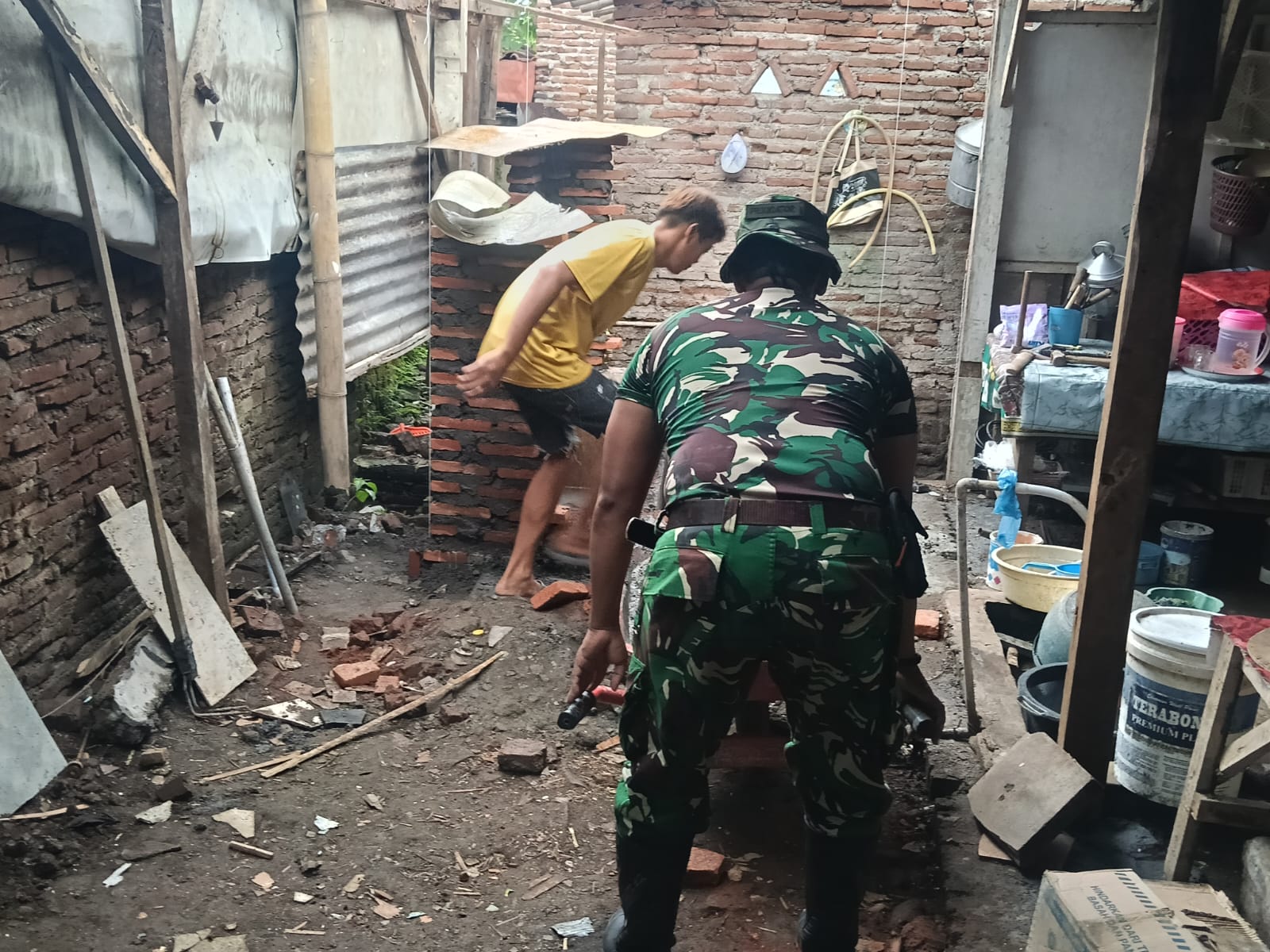 Pembangunan Sanitasi Tariyah di Dusun Sumur, Brabe Capai 40 Persen, Satgas TMMD Ke-128 Terus Kebut Pekerjaan