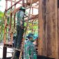Satgas TMMD dan Warga Kebut Pemasangan Dinding Rumah Niko Makare