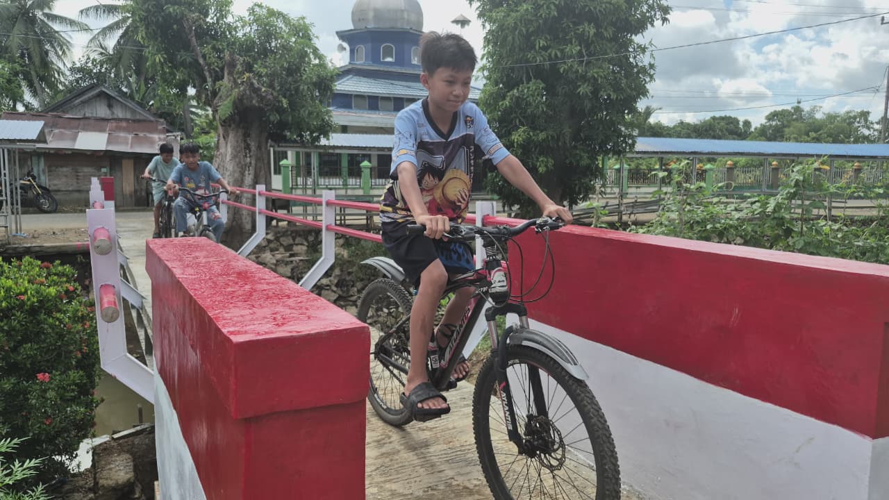 Jembatan Garuda Hadirkan Keceriaan Baru bagi Anak-anak Desa Paya Besar