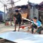 Satgas TMMD Kodim 1710/Mimika Lakukan Pengecatan Triplek Demi Hasil Maksimal