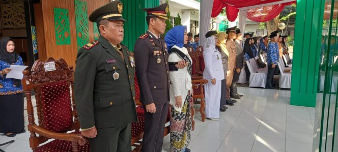 
Kapten Inf Yahudin Mewakili Komandan Kodim 0820/Probolinggo Hadiri Upacara Peringatan Hari Pendidikan Nasional