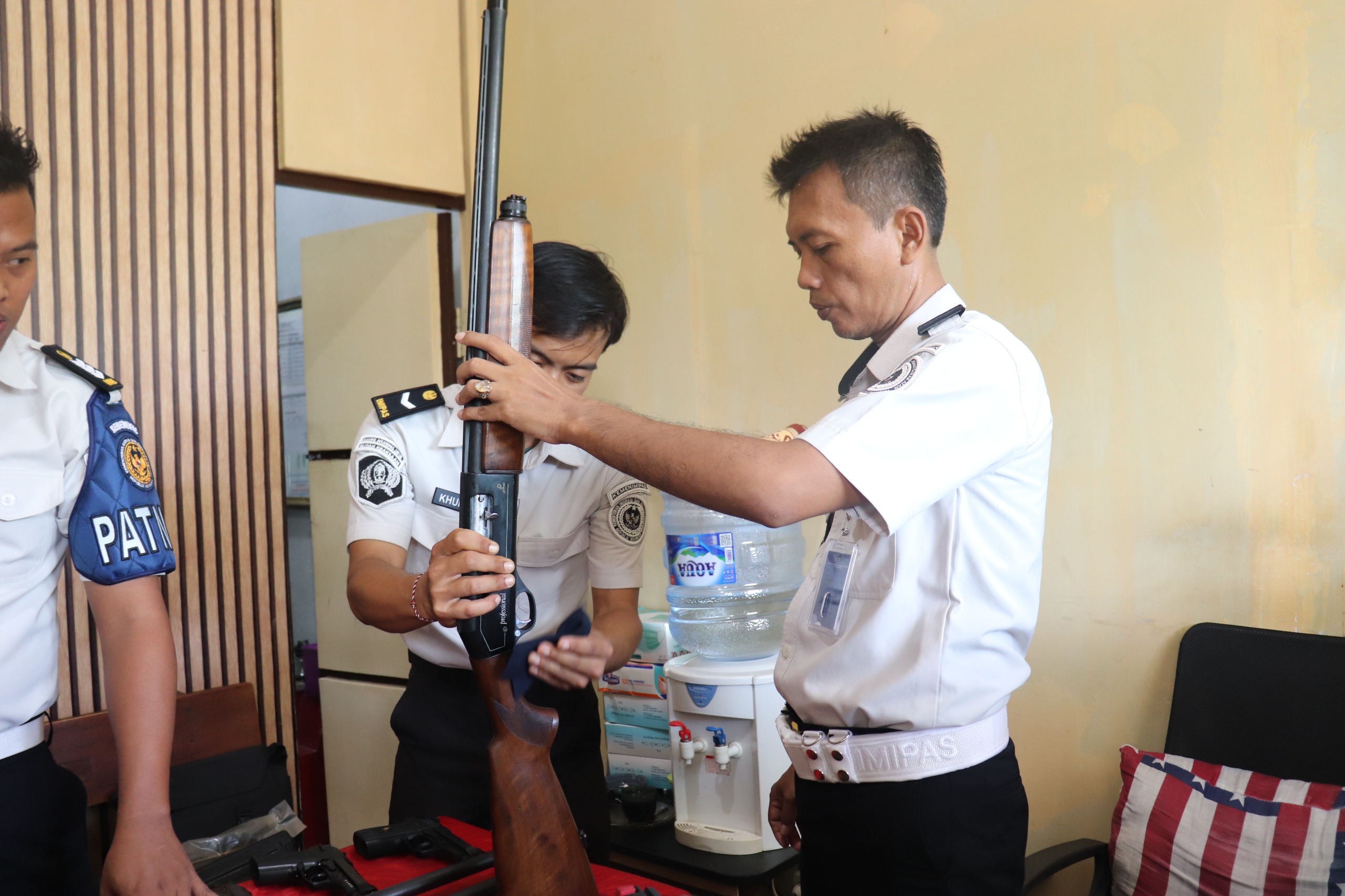 Rutin Rawat Senjata, Rutan Kraksaan Perkuat Sistem Keamanan Internal