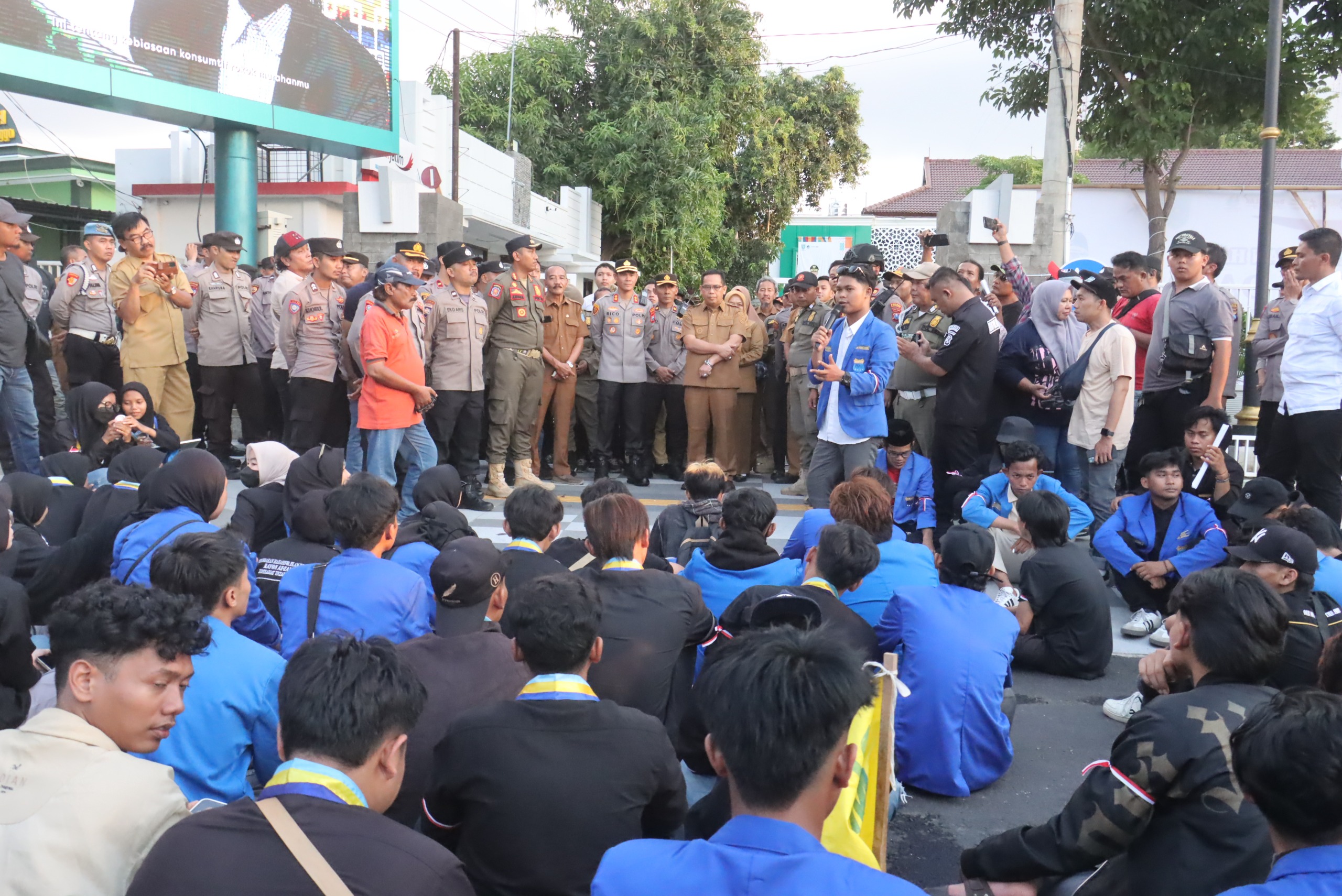 Ratusan Polisi Kawal Demo Mahasiswa di Probolinggo Kota, Kapolres Beri Apresiasi